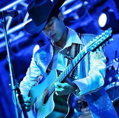 Ariel Camacho tocando la música sierreña con la guitarra