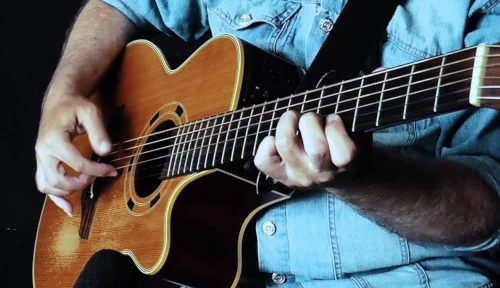 Músico tocando la guitarra